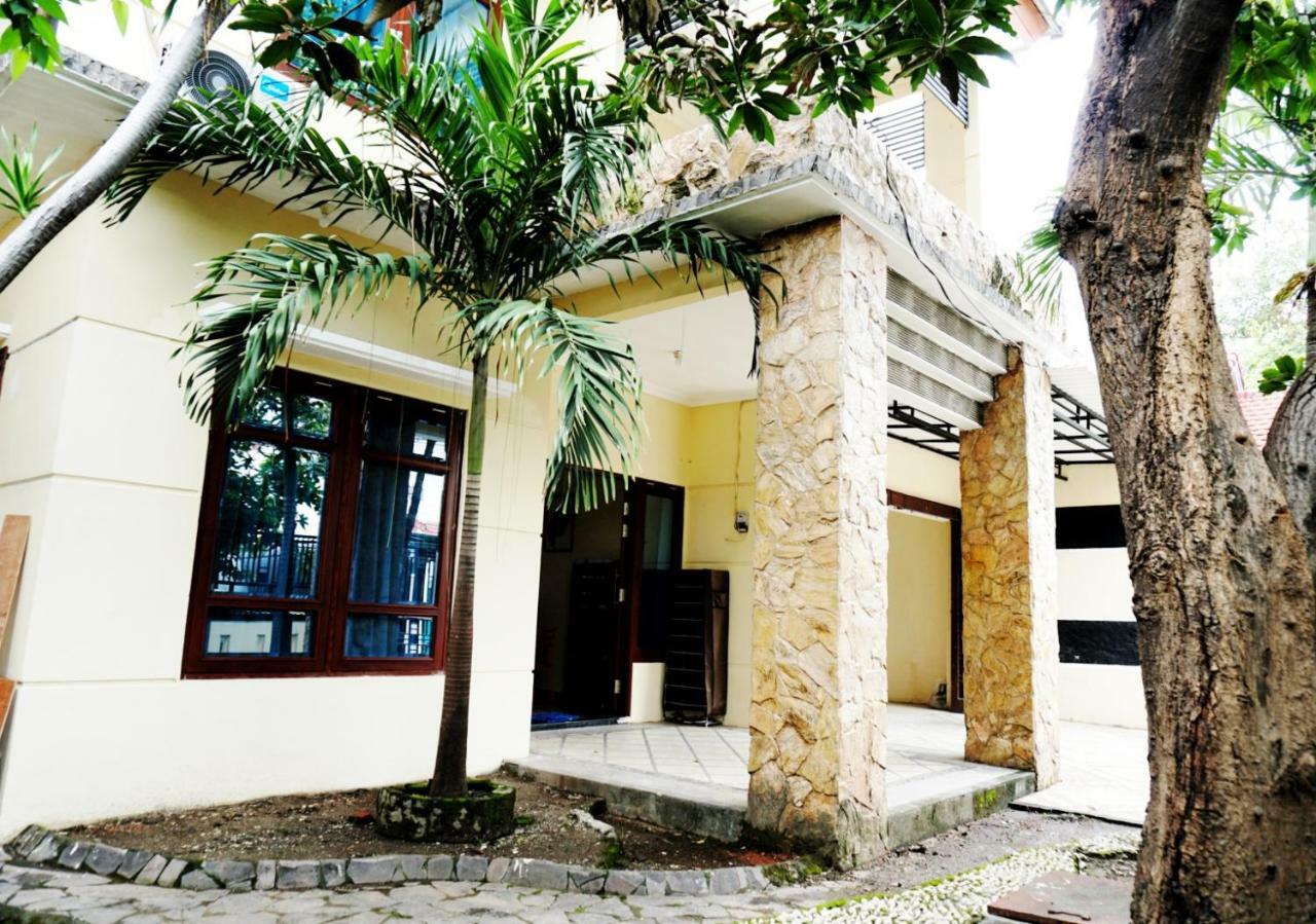Green Surabaya Homey Exterior foto